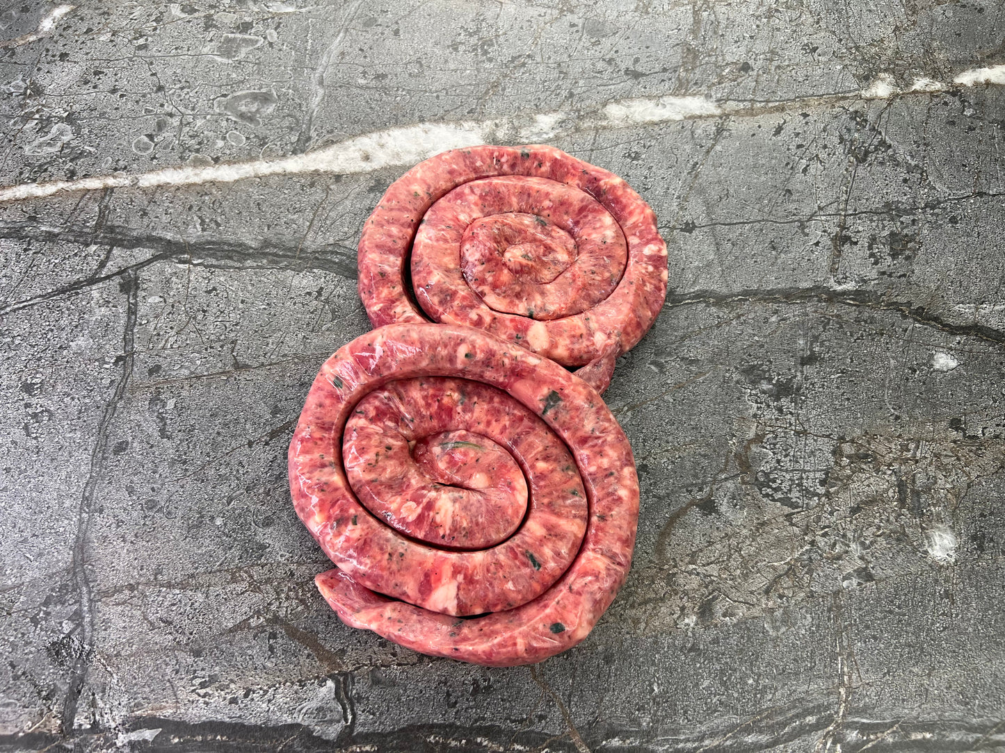 Beef & Pork Thin Sausage with Basil and Cheese / Salchicha Parrillera Rosca Albahaca y Queso
