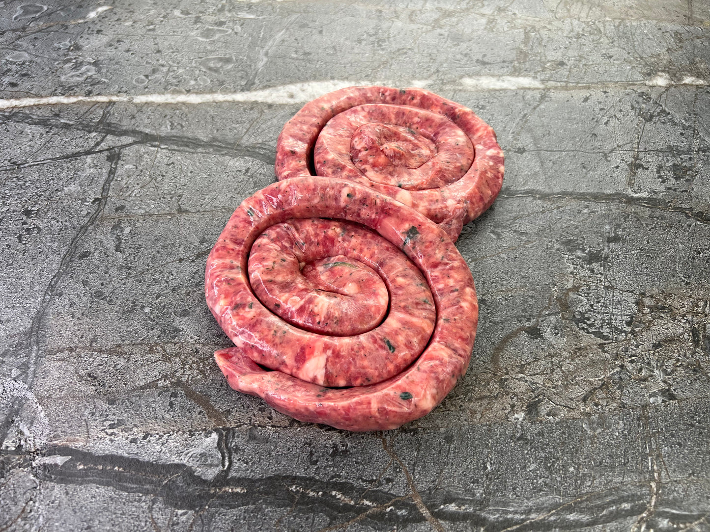 Beef & Pork Thin Sausage with Basil and Cheese / Salchicha Parrillera Rosca Albahaca y Queso